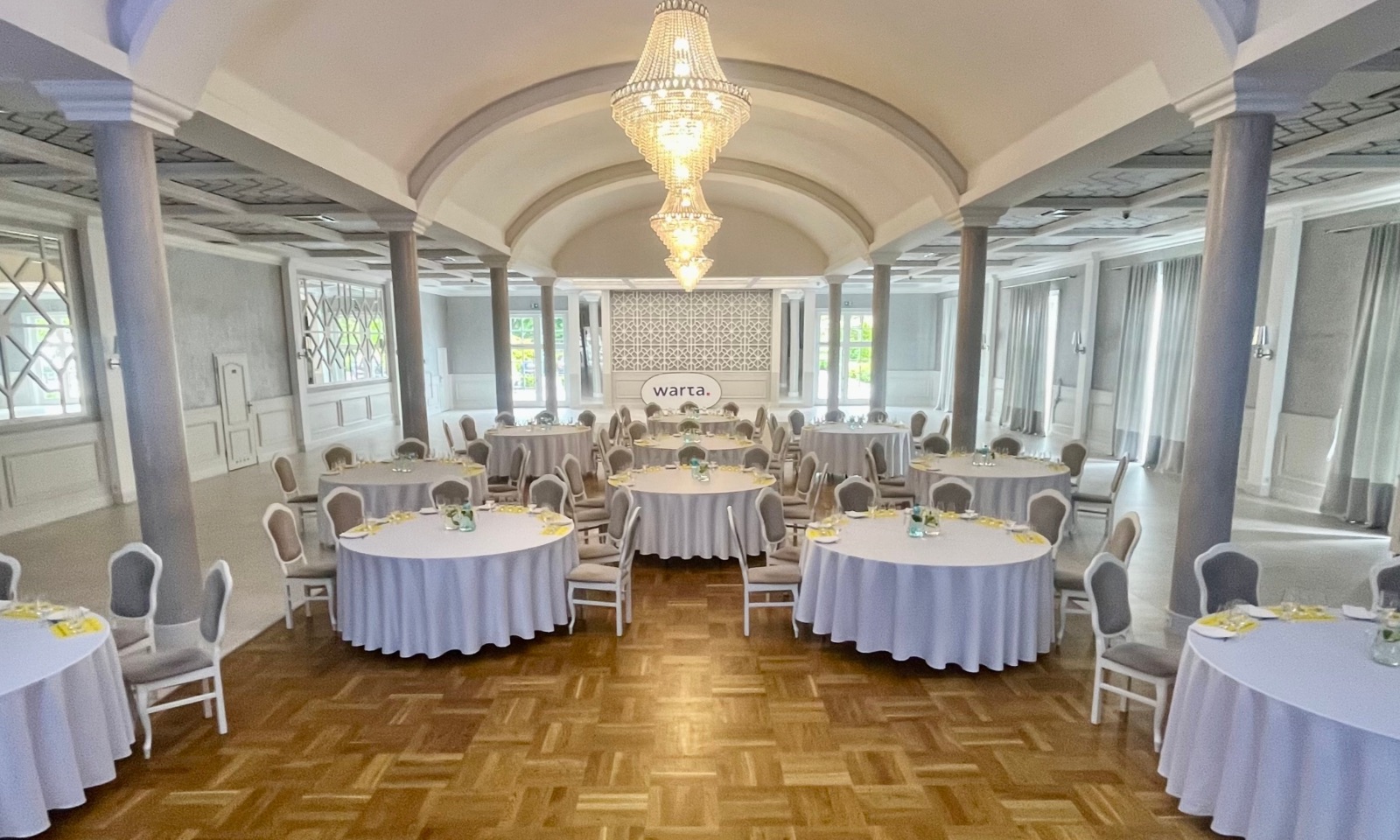 Impreza firmowa w Hotelu Toscania - okrągłe stoły w sali balowej