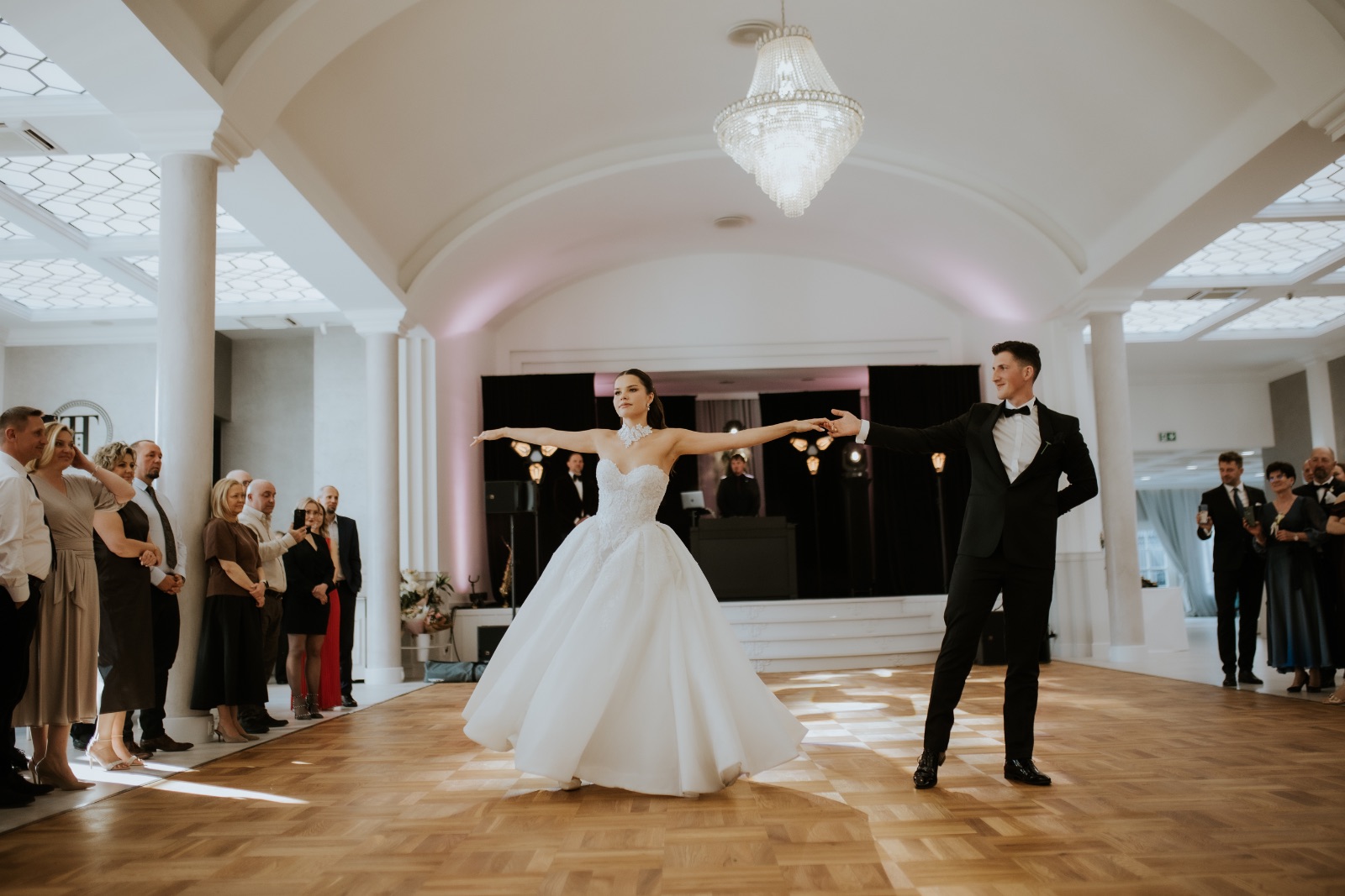 La première danse sur une grande piste - l'animation musicale du mariage