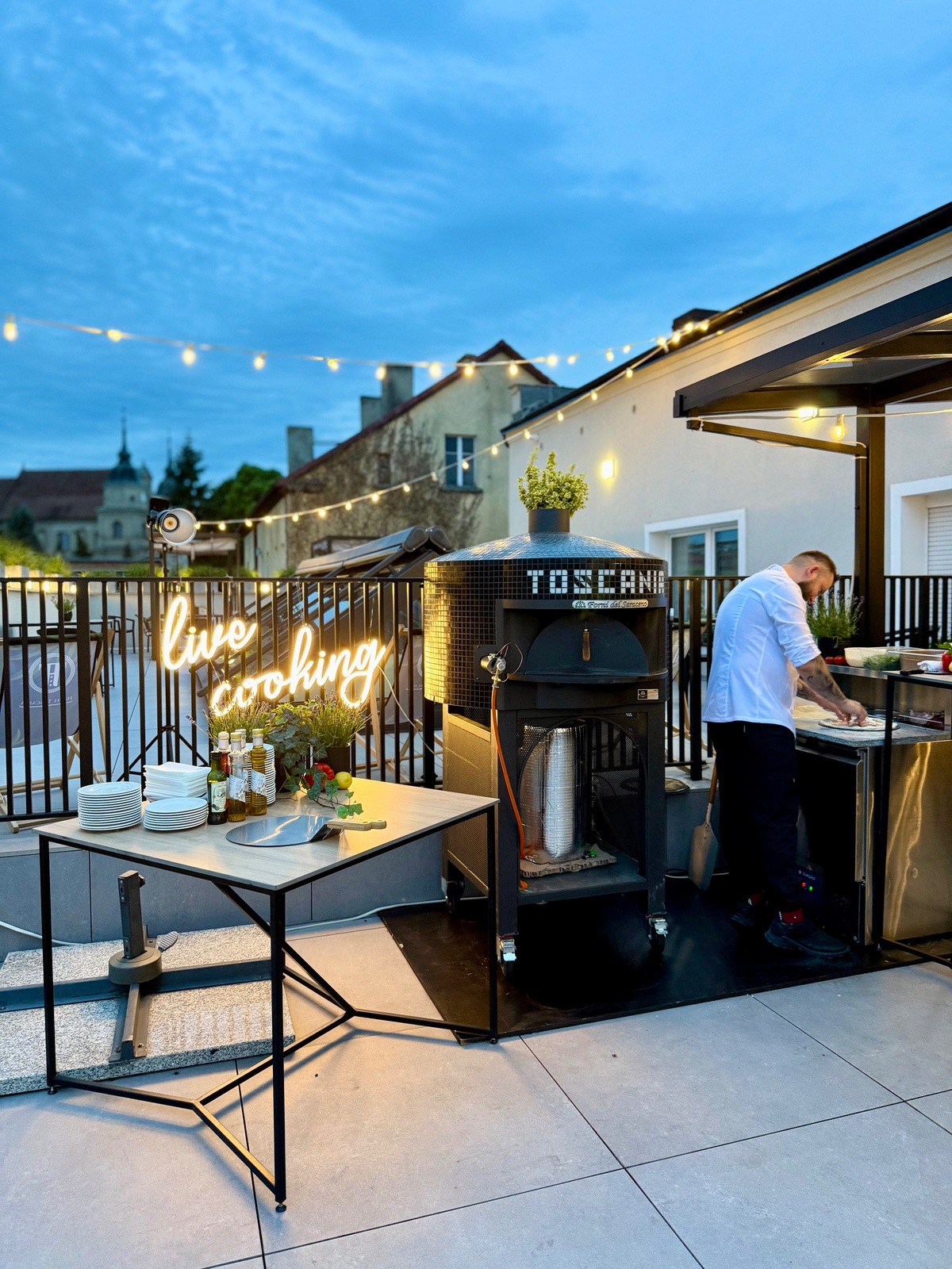Live cooking na tarasie restauracji Toscania wieczorem