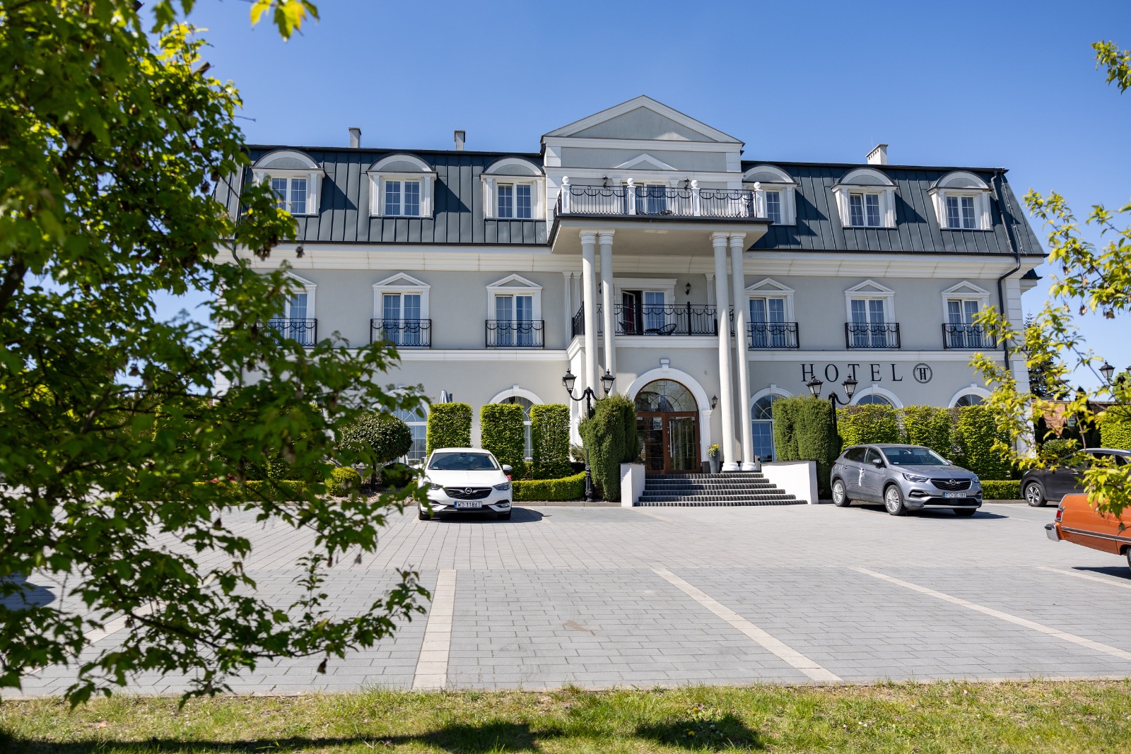 Budynek Hotelu Toscania z parkingiem dla gości - Włoszakowice