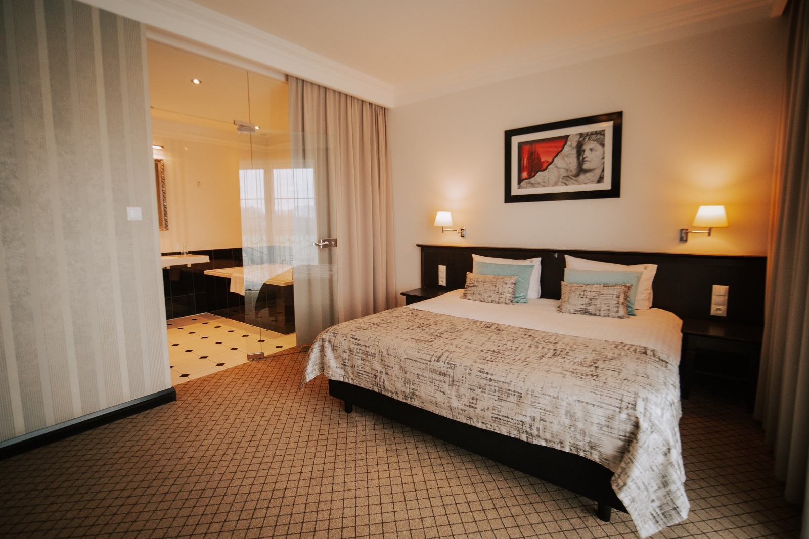 Pokój hotelowy w Toscanii - łóżko i łazienka