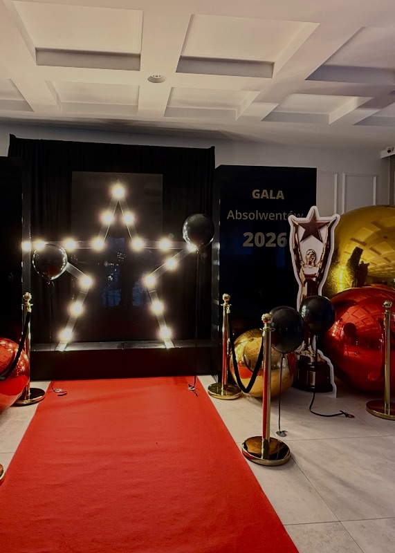 Gala Absolwentów - czerwony dywan, podświetlana gwiazda i złote balony w Hotelu Toscania