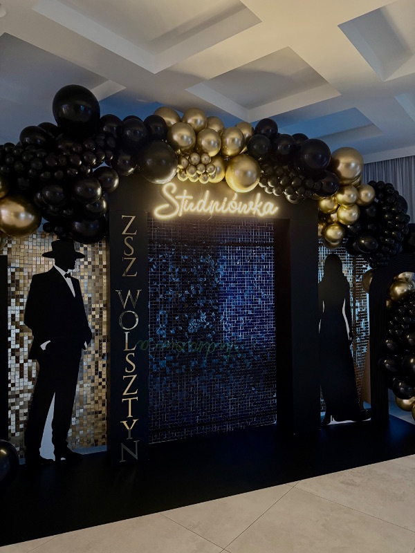 Ścianka do zdjęć na studniówkę - neon Studniówka, czarno-złote balony i cekinowe panele w Hotelu Toscania
