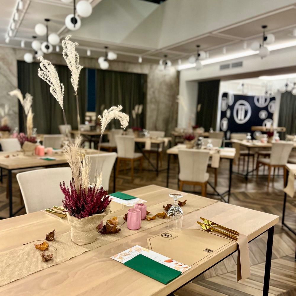 Der Gastraum des Restaurants Toscania, eingedeckt zum Mittagessen
