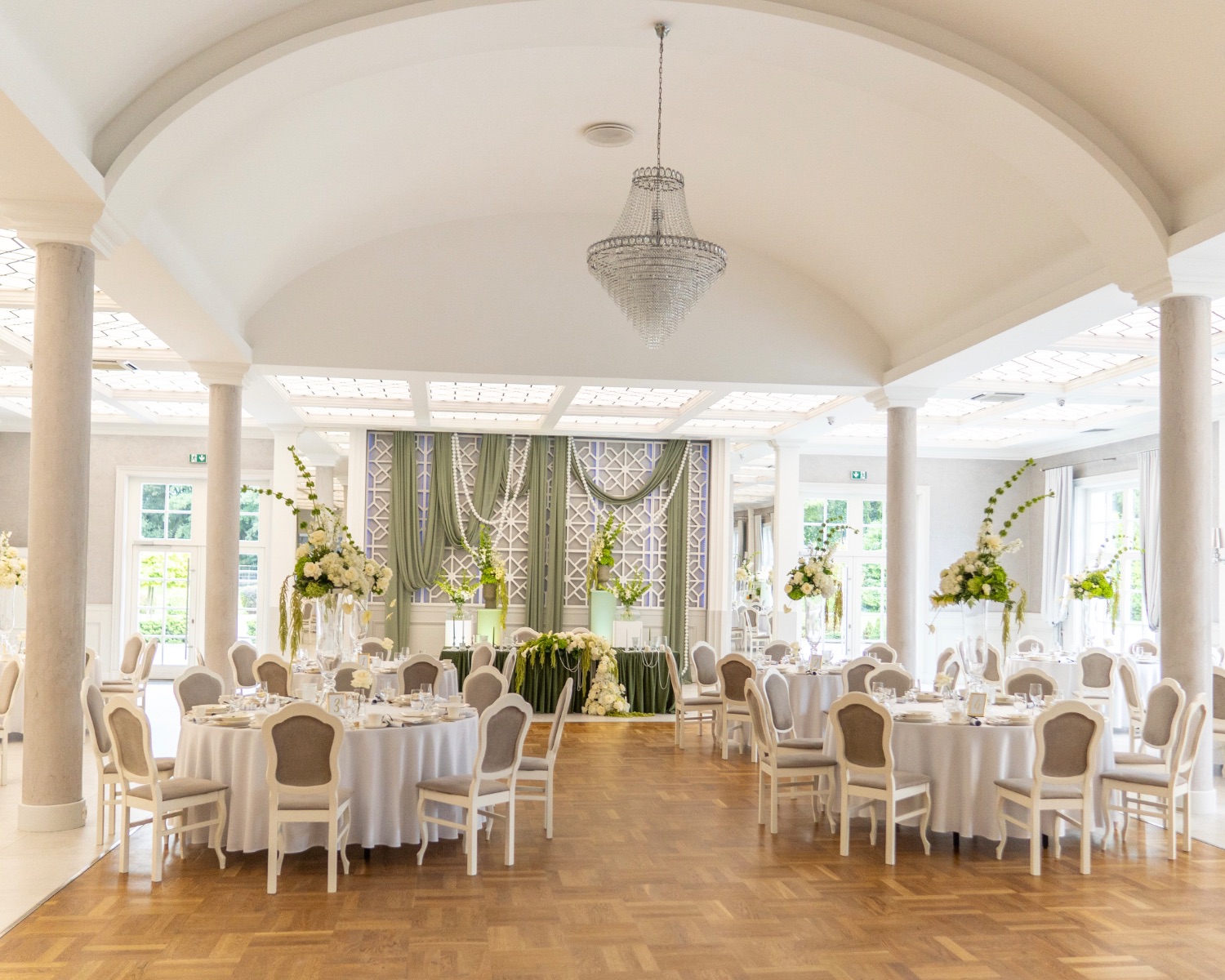 Sala Balowa Hotelu Toscania - szklany świetlik i okrągłe stoły weselne