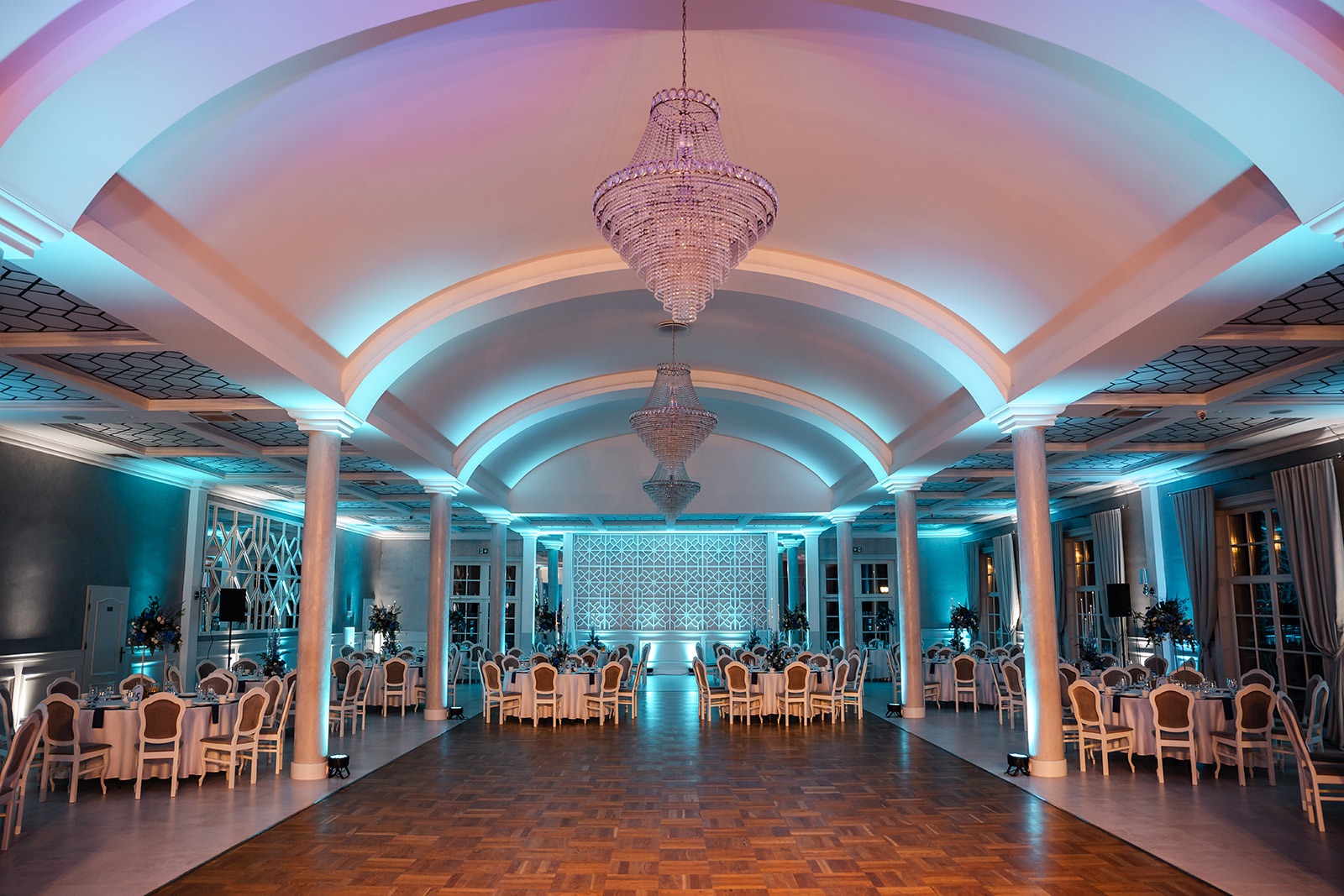 Sala bankietowa Hotelu Toscania w turkusowym podświetleniu - kryształowe żyrandole i parkiet
