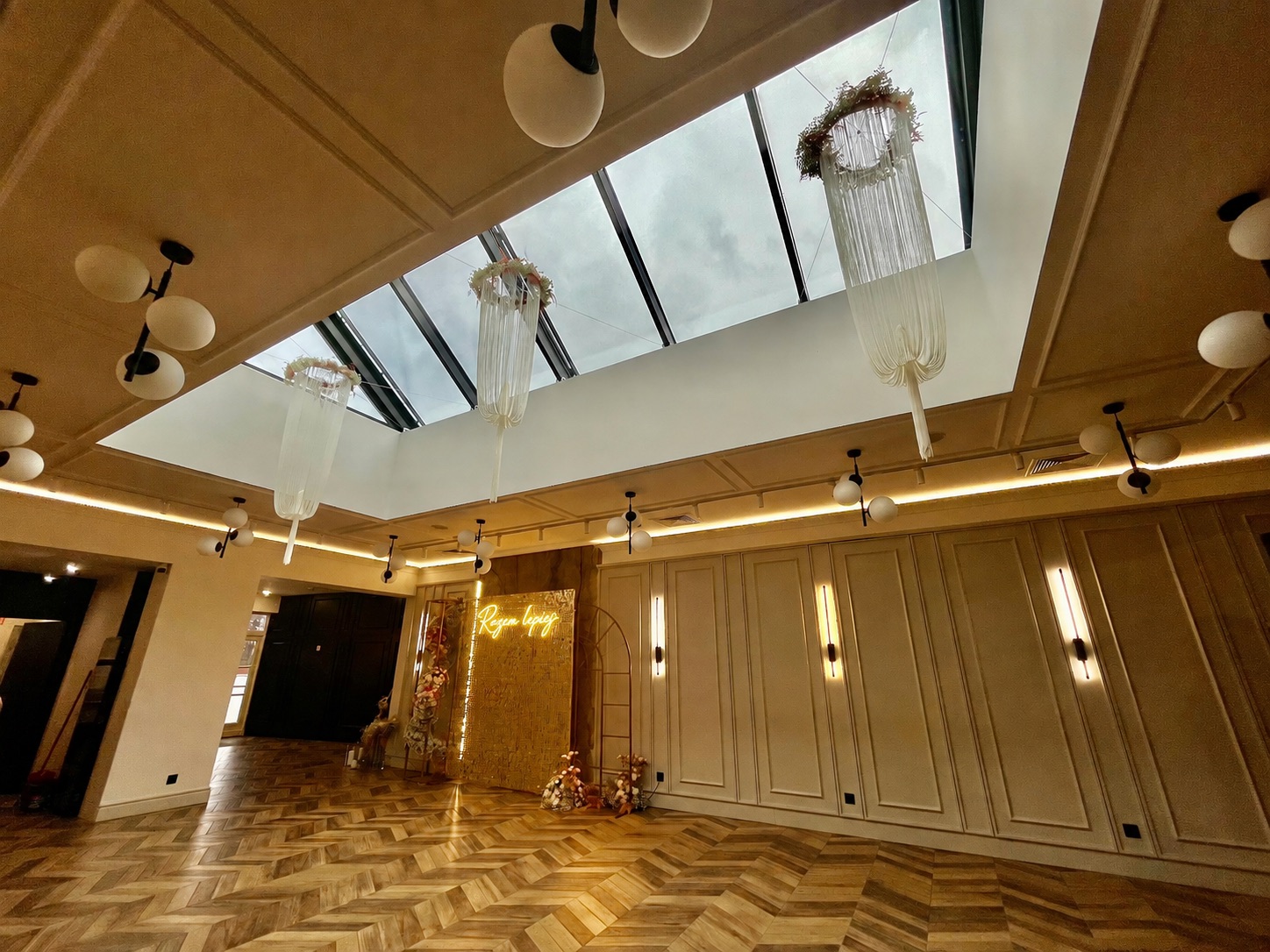 Sala Księżycowa Hotelu Toscania - świetlik dachowy nad parkietem i neon Razem lepiej