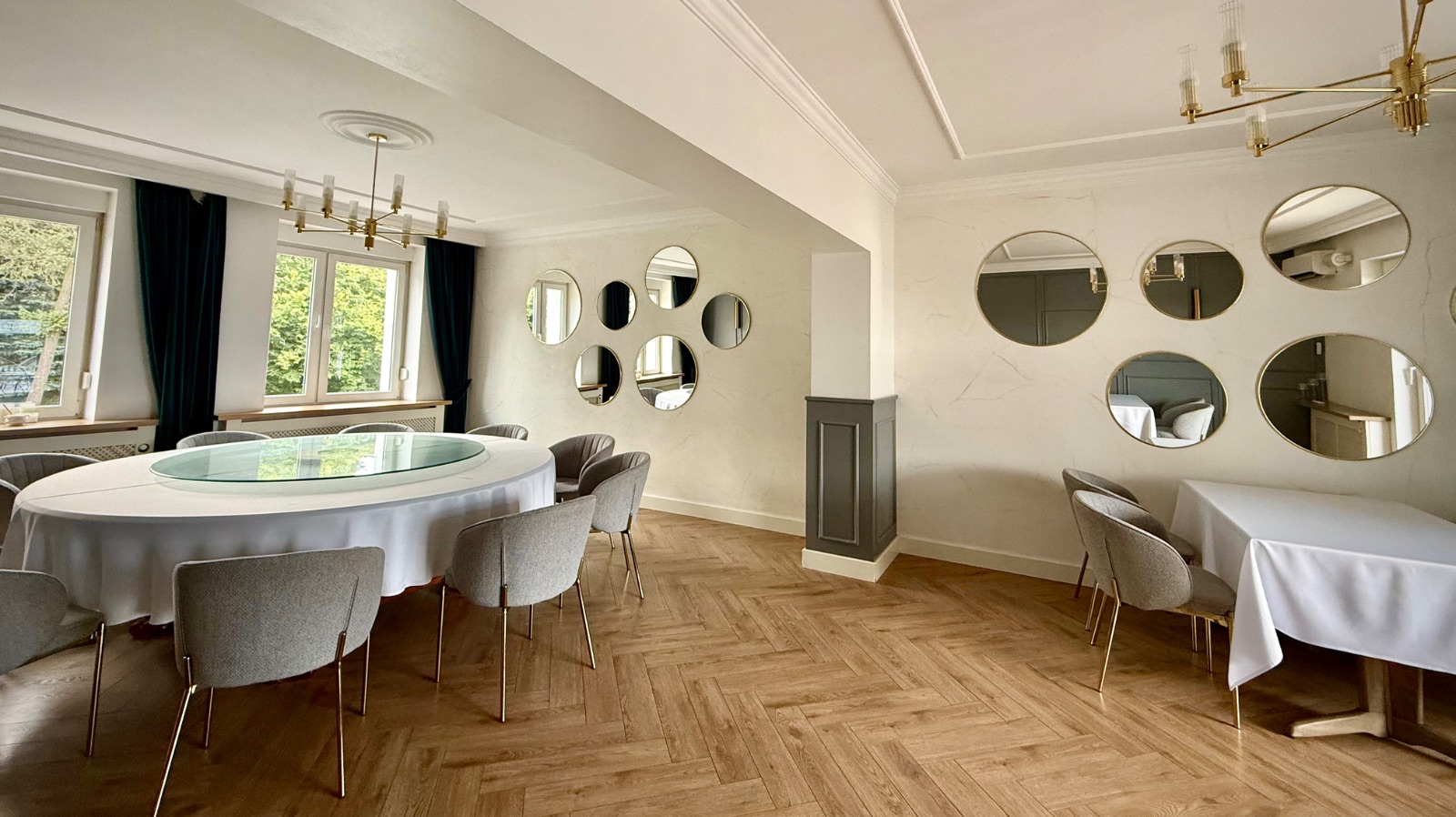 Salka biznesowa Hotelu Toscania - owalny stół i ściana z okrągłymi lustrami