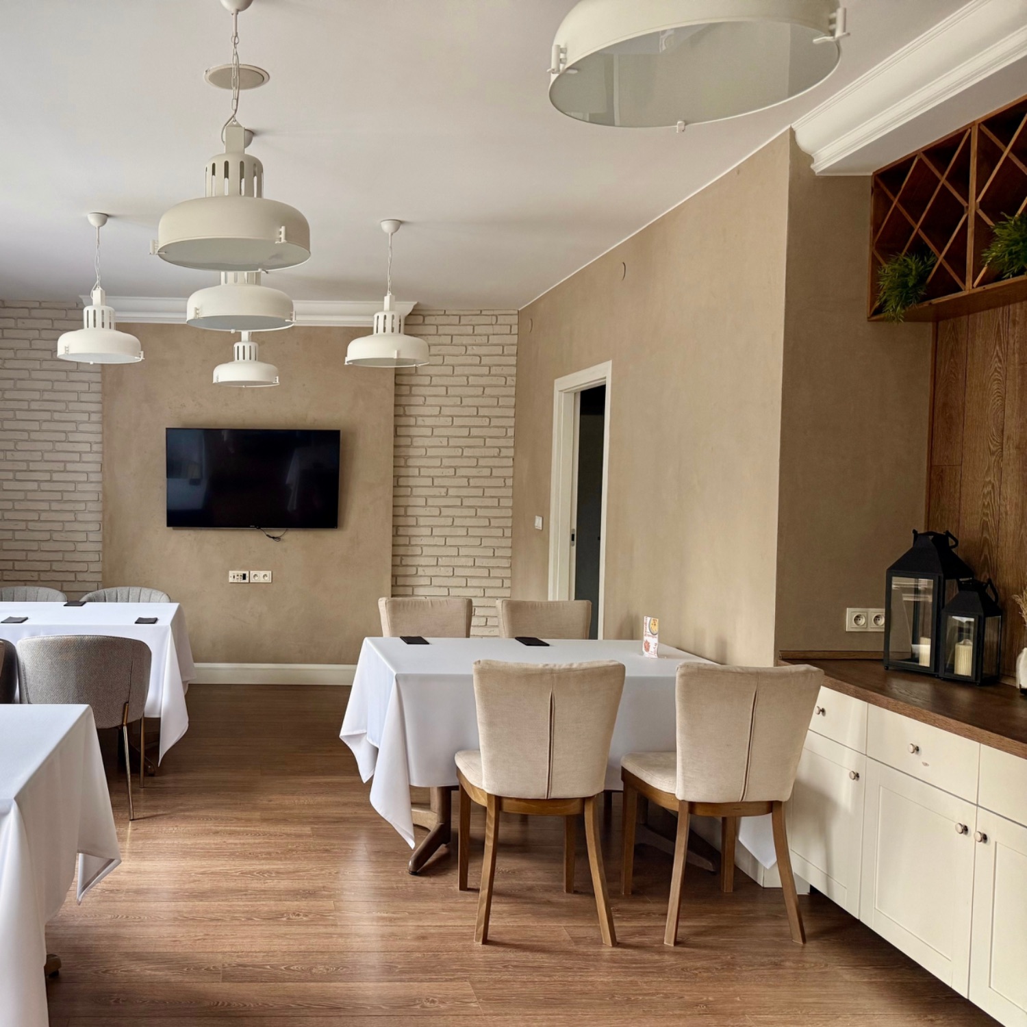 Salka biznesowa Hotelu Toscania - stoły konferencyjne i ekran