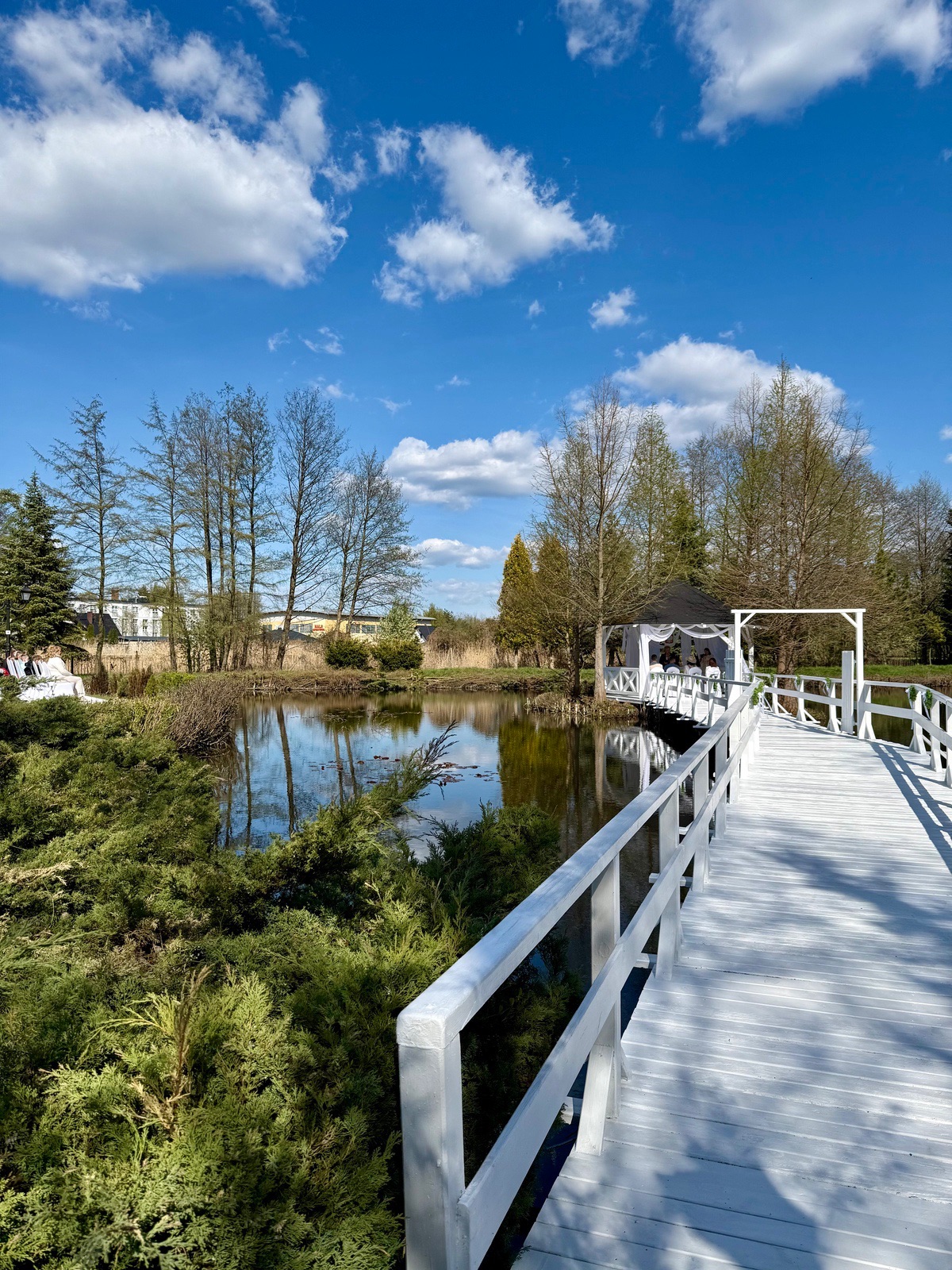 Le jardin de l'Hôtel Toscania avec passerelle et étang - un décor pour la cérémonie et la séance