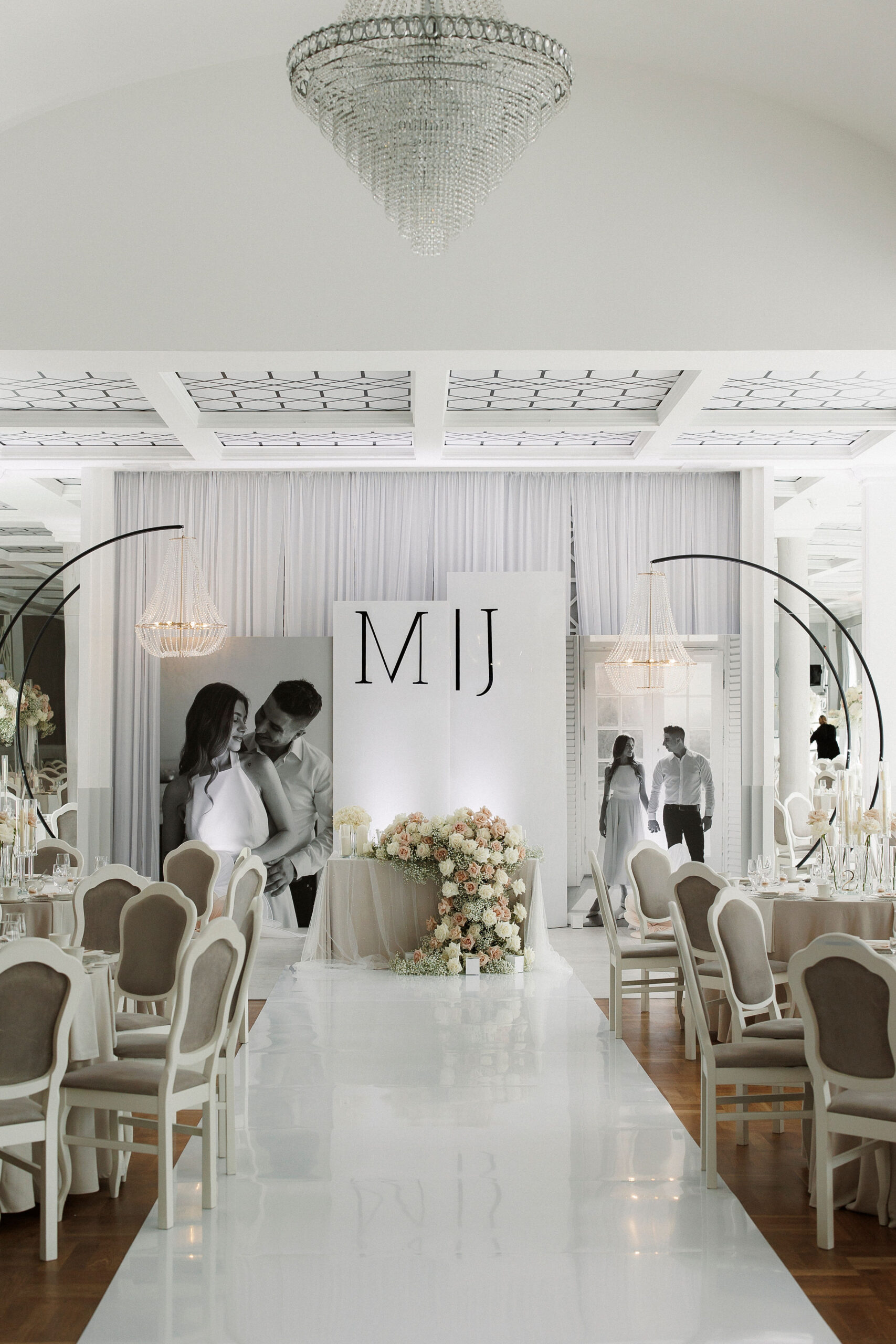 Hochzeitssaal des Hotels Toscania - Brauttisch und Blumendekoration