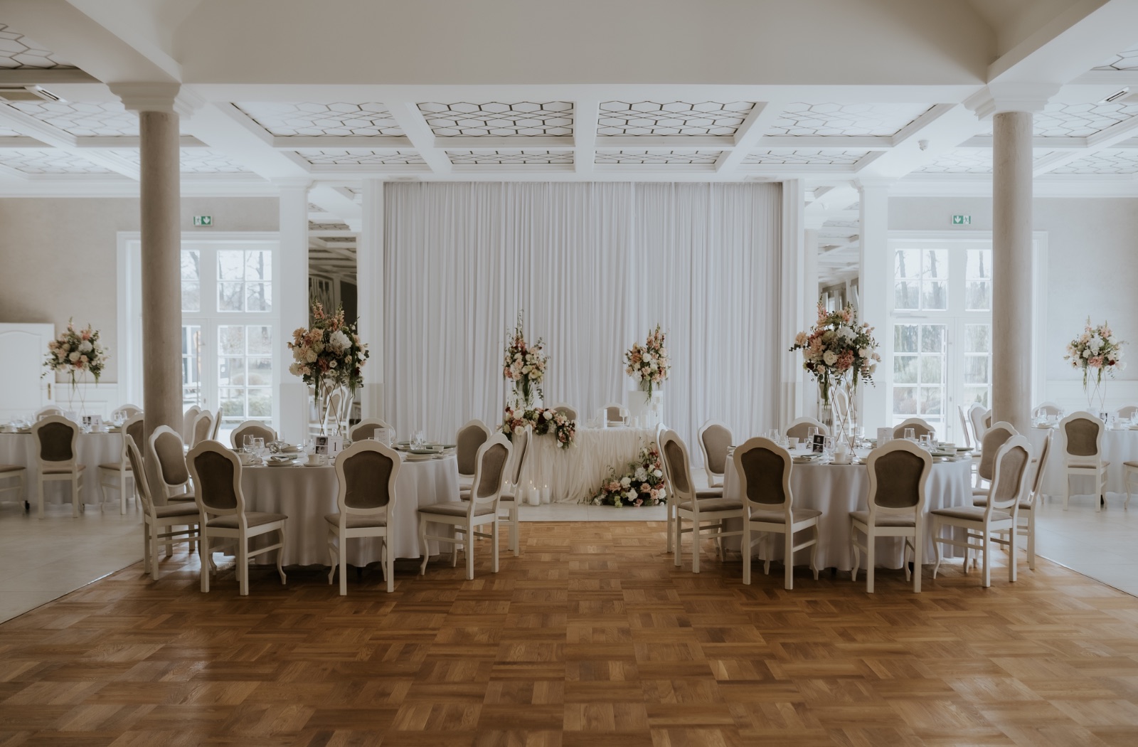 Sala weselna Hotelu Toscania - okrągłe stoły, parkiet i świetlik